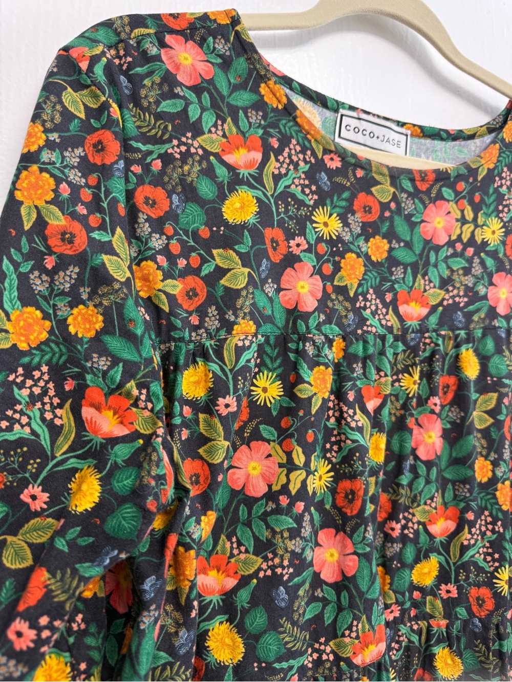Relaxed Floral Tiered Midi Dress in Dark Green and Black - Picture 4 of 6